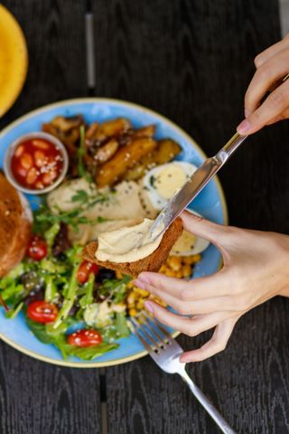 Сніданок з хумусом та грибами