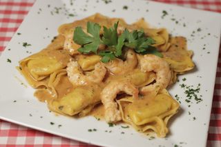 Ravioli rellenos de gambas y vieiras con salsa de marisco