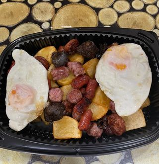 Sartén de Embutidos con huevo frito