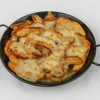 PATATAS fritas GRATINADAS con mozzarella y beicon