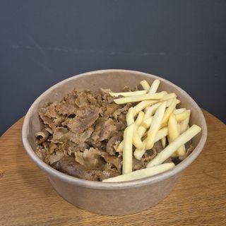 Talerz z frytkami i mięsem