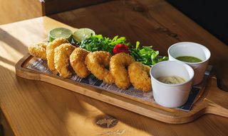 კრევეტები პანკოში ლაიმის აიოლით და პესტოთი