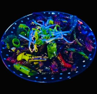 Ternera con Salteado de Cebolleta y Sésamo