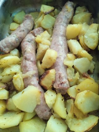 Salsiccia con patate al forno e pane