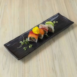 74. Uramaki rainbow (8 piezas)