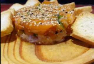 8.- Tartar Salmón  Con Arroz De Sushi Y Verduras