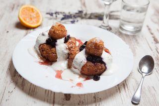 Papanasi cu dulceata si smantana