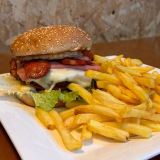 Hambúrguer X-Tudo Com Batata Frita