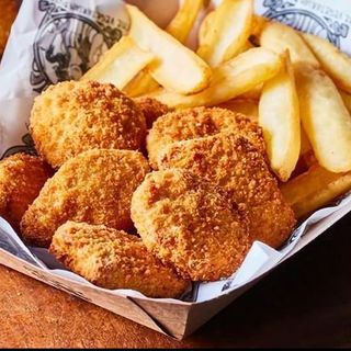 Nuggets cu cartofi și o băutură răcoritoare 