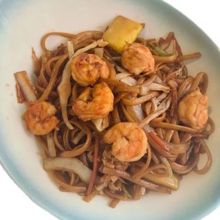 Tallarines fritos con grambas