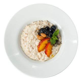 Cereale cu fructe, nuci, semințe și fructe de pădure de sezon 