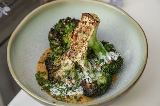 Стейк из брокколи с ореховым соусом