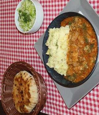 Meni dana - Gulaš sa pireom, somun i kupus salata