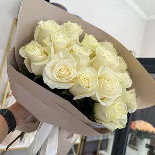 15 білих троянд