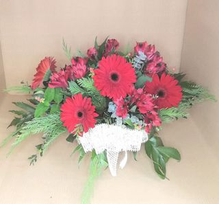 Cesta De Flores Gerberas Y Alstromelia. Tonos Rojos.