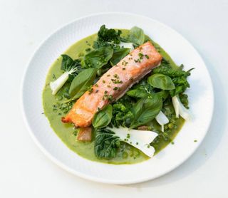 Стейк лосося з кремом кейл-шпинат, 340 г