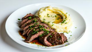 Carne la cazan cu piure de cartofi