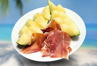 Melón con jamón serrano o langostinos