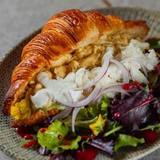 Круасан зі скремблом, авокадо-кремом та адигейським сиром