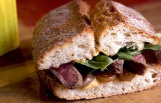 Bocadillo caliente de butifarra con rúcula y tomate seco mini