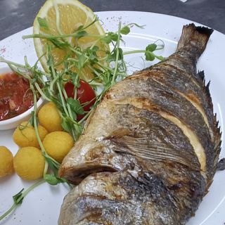 Дорадо-гриль с картофельными крокетами.