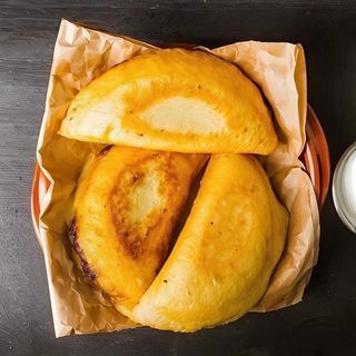 Empanada pollo desmenuzado