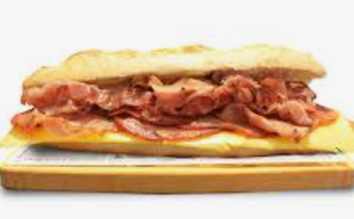 Bocadillo De Bacon A La Brasa Con Queso