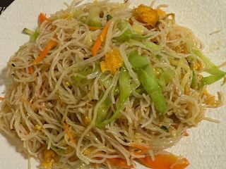 Spaghetti di riso saltato con verdure