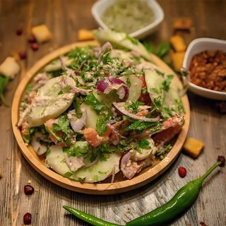 კიტრი-პომიდვრის სალათი ნიგვზით