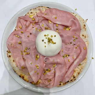 Focaccia mortadella-pistacchio-burrata