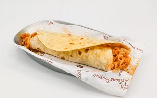 spicy++Piadina con pollo e ramen （火鸡面鸡肉卷