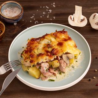 Запечени пилешки късчета в сметанов сос