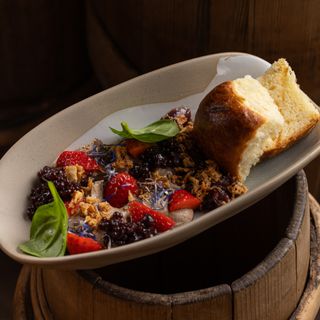 Курячий паштет із винною перлиною, сезонними ягодами та карамелізованою цибулею (80/40/45 г)