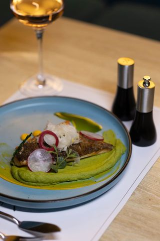 File dorada cu risotto și crusta de ierburi 