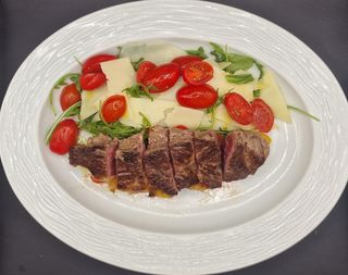 Tagliata di manzo con rucola. grana e datterino 250gr