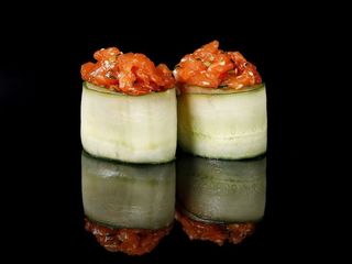 Gunkany z łososiem (2 szt.)