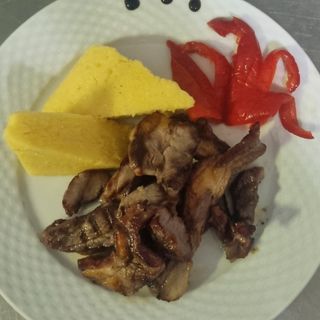 Pastrama de oaie cu mamaliguta