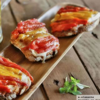 Tostada Con Queso Ricota, jamon serrano y pimientos asados