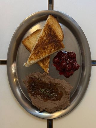 Печінковий паштет з вишневим конфі та карамелізованою цибулькою