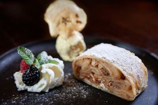 Apfelstrudel con helado de vainilla