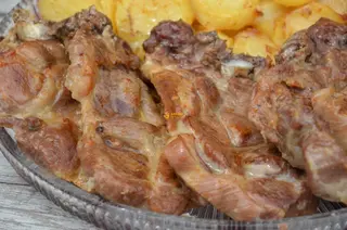 Svinjski vrat na krompirićima