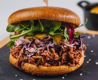 Kanapka z szarpaną wieprzowiną