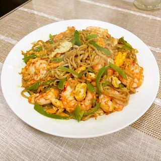 21. Tallarines fritos con gambas