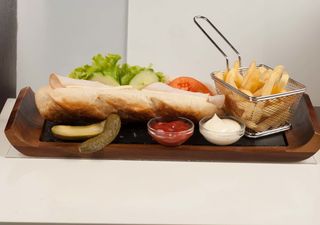 Сандвич Чабата със свинско филе и топено сирене Ементал (550г)