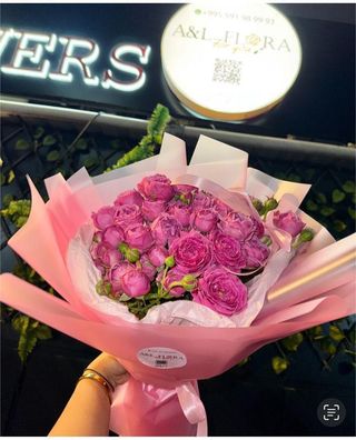 პიონის სტილის სპრეი ვარდები