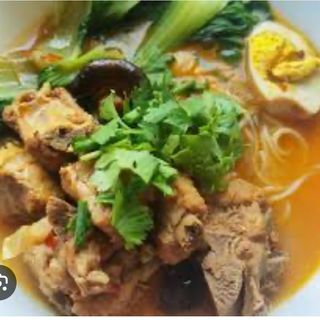 Brodo di spaghetti di riso con puntine di maiale