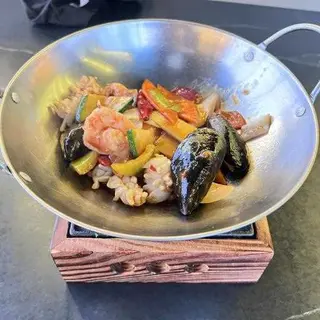 144. Scodella di fuoco con frutti di mare