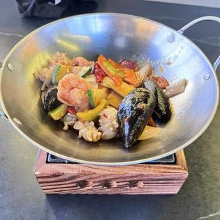144. Scodella di fuoco con frutti di mare