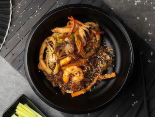 Локшина яєчна WOK з морепродуктами (320g)