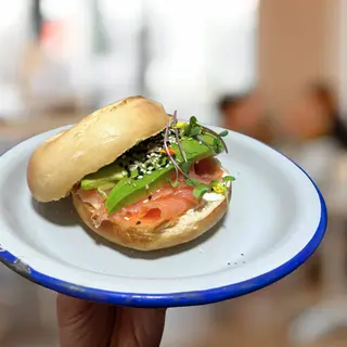 Bagel Con Salmón Ahumado